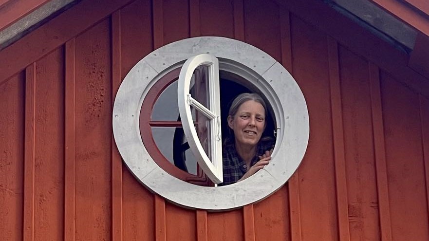 Vanja Jonsson från Hälsinge Byggnadsvård på ett tak.